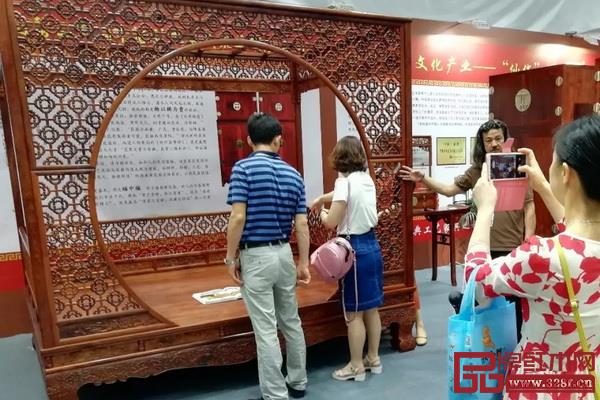 游客近距離欣賞紅木架子床展品 游客近距離欣賞紅木架子床展品