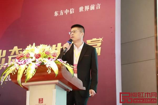 中信紅木營銷總監(jiān)劉中炎做“2019年營銷戰(zhàn)略規(guī)劃及新品推介” 中信紅木營銷總監(jiān)劉中炎做“2019年營銷戰(zhàn)略規(guī)劃及新品推介”