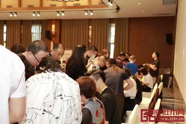 優(yōu)惠訂貨會誠意滿滿,經(jīng)銷商們紛紛刷卡,現(xiàn)場十分火爆 優(yōu)惠訂貨會誠意滿滿,經(jīng)銷商們紛紛刷卡,現(xiàn)場十分火爆