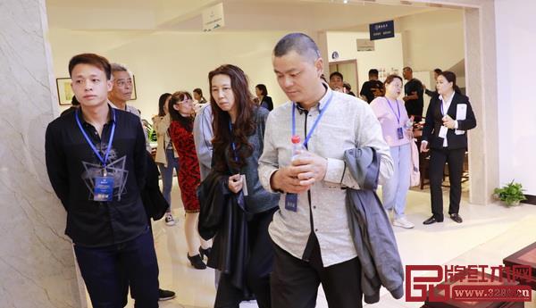 雅典紅木經(jīng)銷商參觀“印象東方”展廳 雅典紅木經(jīng)銷商參觀“印象東方”展廳