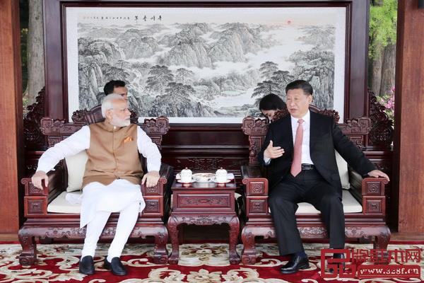 2018年,國家主席習(xí)近平和印度總理莫迪在湖北省武漢市舉行非正式會(huì)晤,落座的便是雅典紅木的沙發(fā)座椅 2018年,國家主席習(xí)近平和印度總理莫迪在湖北省武漢市舉行非正式會(huì)晤,落座的便是雅典紅木的沙發(fā)座椅