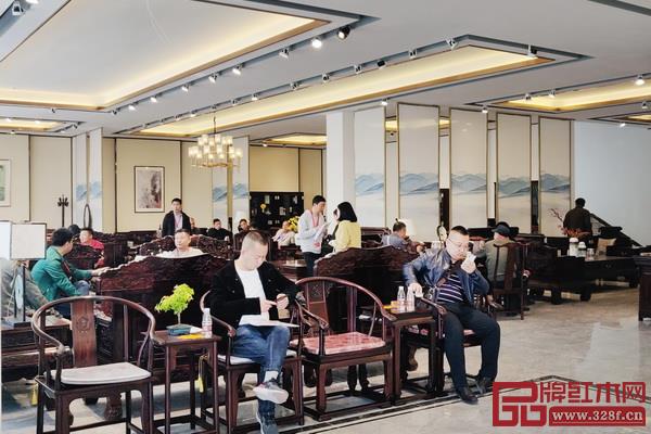 經(jīng)銷(xiāo)商參觀漢府家具全新展廳 經(jīng)銷(xiāo)商參觀漢府家具全新展廳