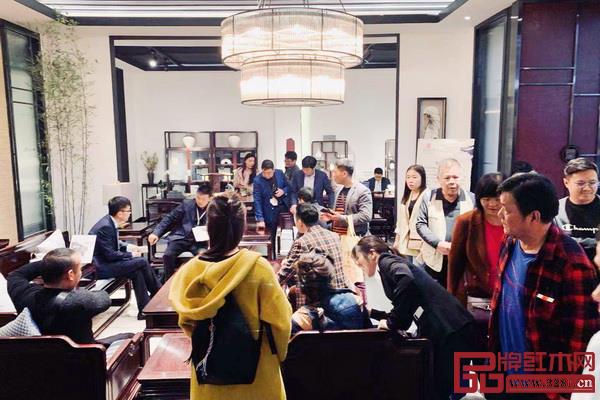第41屆國(guó)際名家具（東莞）展覽會(huì)上，豪族旺家展廳現(xiàn)場(chǎng)人氣火爆