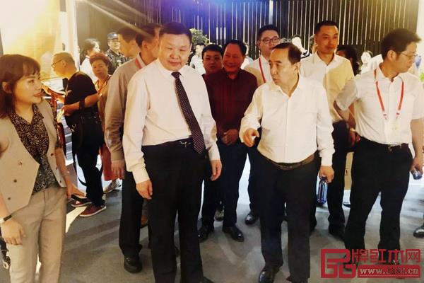 御乾堂紅木 國家人力資源和社會保障部原黨組副書記、副部長楊志明(右二)和中國家具協(xié)會理事長徐祥楠(左二)在首屆中國紅木家具展期間參觀御乾堂紅木展館 御乾堂紅木 國家人力資源和社會保障部原黨組副書記、副部長楊志明(右二)和中國家具協(xié)會理事長徐祥楠(左二)在首屆中國紅木家具展期間參觀御乾堂紅木展館