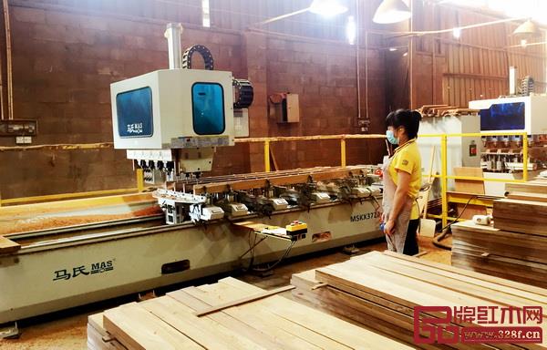 高標準化生產(chǎn)時匠王紅木的“硬實力” 高標準化生產(chǎn)時匠王紅木的“硬實力”