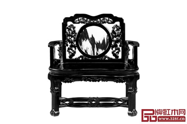 鑲嵌大理石是廣式硬木家具的一大特點(diǎn),黑白相間的形態(tài)如傳統(tǒng)的水墨畫渲染 鑲嵌大理石是廣式硬木家具的一大特點(diǎn),黑白相間的形態(tài)如傳統(tǒng)的水墨畫渲染