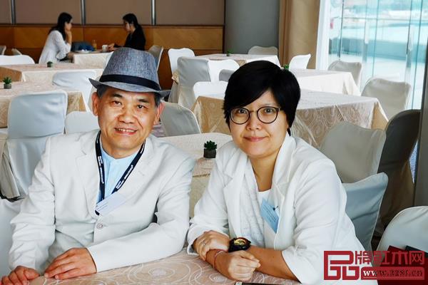 王周與Regent品牌公司經(jīng)理俞致婷女士合影 王周與Regent品牌公司經(jīng)理俞致婷女士合影