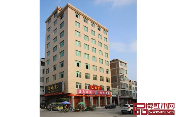 “紅木界網(wǎng)紅”——紅橋紅家具雖為紅木界的后起之秀,但已憑借線上、線下渠道的拓展,成為仙游產(chǎn)區(qū)緬花家具的品牌代表 “紅木界網(wǎng)紅”——紅橋紅家具雖為紅木界的后起之秀,但已憑借線上、線下渠道的拓展,成為仙游產(chǎn)區(qū)緬花家具的品牌代表