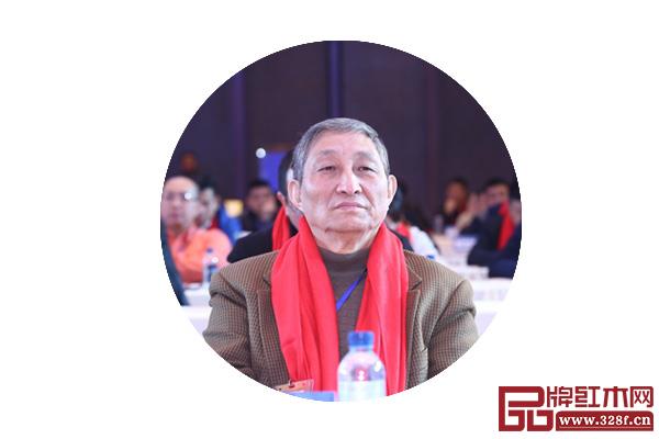 全聯(lián)藝術(shù)紅木家具專(zhuān)業(yè)委員會(huì)專(zhuān)家顧問(wèn)、故宮博物院文保科技部原主任 曹靜樓 全聯(lián)藝術(shù)紅木家具專(zhuān)業(yè)委員會(huì)專(zhuān)家顧問(wèn)、故宮博物院文??萍疾吭魅?曹靜樓