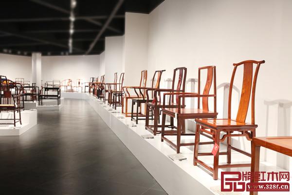 2017 年仙游紅博會(huì)期間舉行的“網(wǎng)紅展”暨“中國(guó)人的一百把椅子——當(dāng)代中國(guó)座椅作品展”(紅橋紅供圖) 2017 年仙游紅博會(huì)期間舉行的“網(wǎng)紅展”暨“中國(guó)人的一百把椅子——當(dāng)代中國(guó)座椅作品展”(紅橋紅供圖)