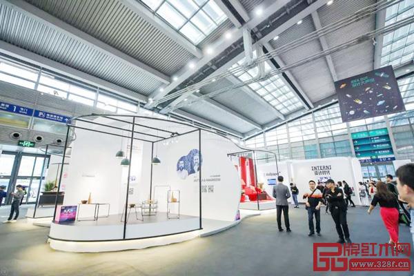 深圳家具展力邀來自意大利、瑞士、芬蘭、韓泰、港澳臺(tái)等 30 多位懂設(shè)計(jì)、懂商業(yè)市場(chǎng)運(yùn)作的頂尖設(shè)計(jì)師參與,促動(dòng)中國(guó)家具產(chǎn)業(yè)思維的突破 深圳家具展力邀來自意大利、瑞士、芬蘭、韓泰、港澳臺(tái)等 30 多位懂設(shè)計(jì)、懂商業(yè)市場(chǎng)運(yùn)作的頂尖設(shè)計(jì)師參與,促動(dòng)中國(guó)家具產(chǎn)業(yè)思維的突破