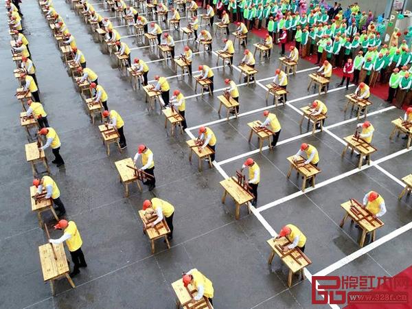 工匠方陣整齊劃一的表演讓人為之驚嘆 工匠方陣整齊劃一的表演讓人為之驚嘆