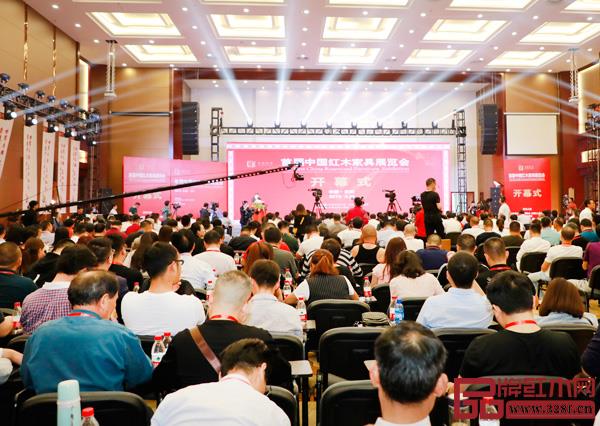 首屆中國(guó)紅木家具展在浙江東陽(yáng)中國(guó)木雕城國(guó)際會(huì)展中心舉行 首屆中國(guó)紅木家具展在浙江東陽(yáng)中國(guó)木雕城國(guó)際會(huì)展中心舉行