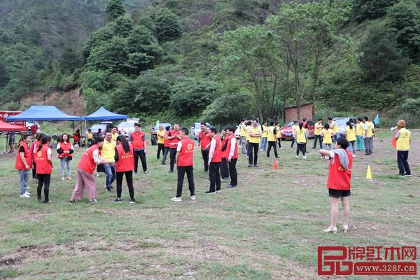 華廈·大不同員工們團(tuán)結(jié)合作，勇奪第一