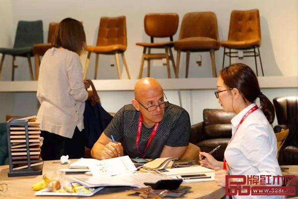 無(wú)論是邀請(qǐng)參展品牌、設(shè)計(jì)展覽活動(dòng)還是提供現(xiàn)場(chǎng)服務(wù)，各大展會(huì)都下足功夫?yàn)閰?huì)者提供更好體驗(yàn)