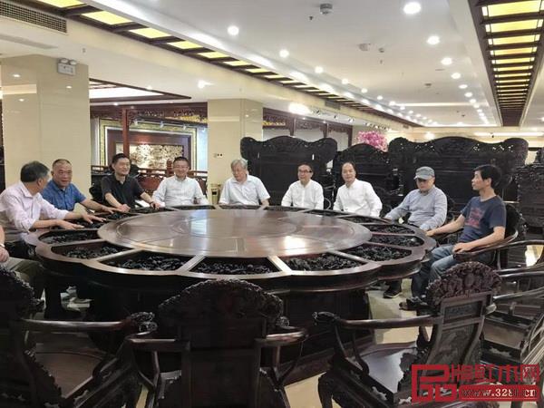 西泠印社成員們落座大清翰林“可拆椅”并動(dòng)手體驗(yàn)