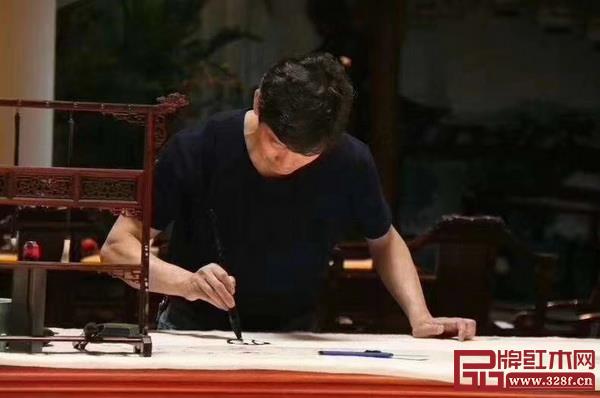 西泠印社大家們?cè)诿魈眉t木揮毫撥墨 西泠印社大家們?cè)诿魈眉t木揮毫撥墨