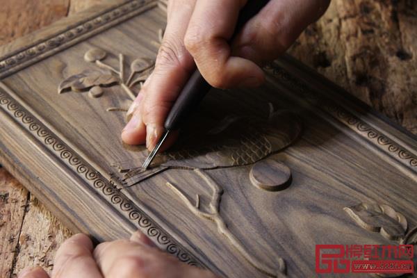 紅天下的工匠正在進(jìn)行精細(xì)的手工雕花