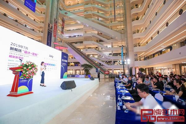  國(guó)際名家具（東莞）展覽會(huì)副總經(jīng)理林苑玲介紹，設(shè)計(jì)師從舞臺(tái)主角轉(zhuǎn)變?yōu)檎嬲牟少?gòu)商和集中采購(gòu)人員，以前單一賣(mài)產(chǎn)品的形式也已發(fā)展到賣(mài)空間和整案銷(xiāo)售
