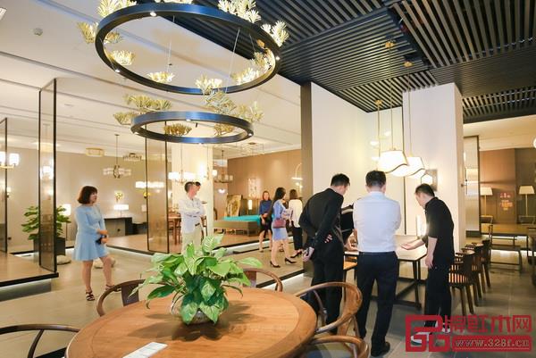  中山站巡演結(jié)束后，設(shè)計(jì)師們參觀燈飾企業(yè)，了解最新產(chǎn)品特色