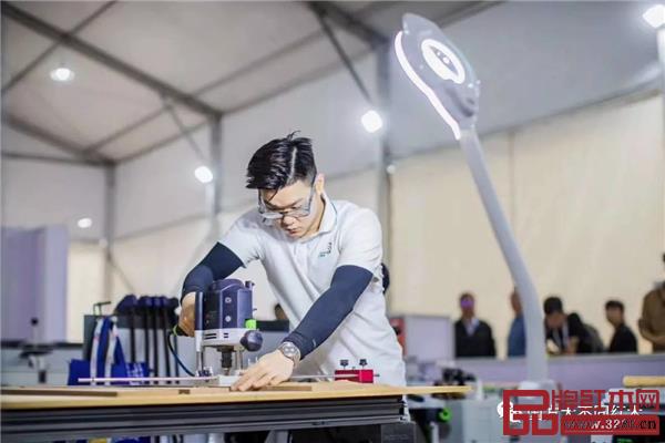 國(guó)方家居——第45屆世界技能大賽精細(xì)木工項(xiàng)目國(guó)手翟梓曦