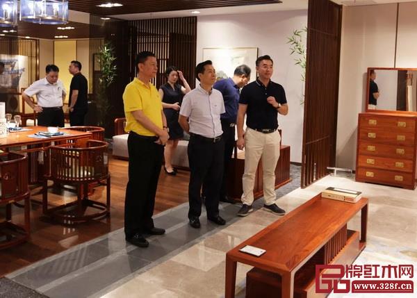 國(guó)壽紅木董事長(zhǎng)陳國(guó)壽、總經(jīng)理陳衛(wèi)棠為考察團(tuán)介紹紅木家具和產(chǎn)品特色 國(guó)壽紅木董事長(zhǎng)陳國(guó)壽、總經(jīng)理陳衛(wèi)棠為考察團(tuán)介紹紅木家具和產(chǎn)品特色