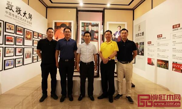 湖南省郴州市人民政府副市長(zhǎng)周海林(中)、桂陽(yáng)縣縣長(zhǎng)朱陽(yáng)輝(左二)與國(guó)壽紅木董事長(zhǎng)陳國(guó)壽(右二)、副董事長(zhǎng)陳淦凡(右一)、總經(jīng)理陳衛(wèi)棠于國(guó)壽椅前合影 湖南省郴州市人民政府副市長(zhǎng)周海林(中)、桂陽(yáng)縣縣長(zhǎng)朱陽(yáng)輝(左二)與國(guó)壽紅木董事長(zhǎng)陳國(guó)壽(右二)、副董事長(zhǎng)陳淦凡(右一)、總經(jīng)理陳衛(wèi)棠于國(guó)壽椅前合影