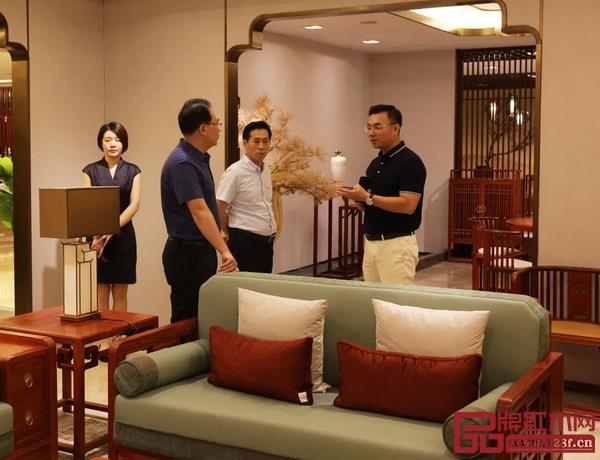 國(guó)壽紅木董事長(zhǎng)陳國(guó)壽、總經(jīng)理陳衛(wèi)棠為考察團(tuán)介紹紅木家具和產(chǎn)品特色 國(guó)壽紅木董事長(zhǎng)陳國(guó)壽、總經(jīng)理陳衛(wèi)棠為考察團(tuán)介紹紅木家具和產(chǎn)品特色
