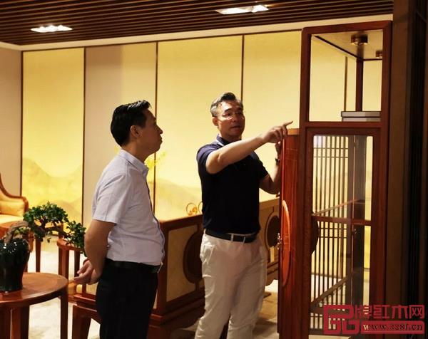 國(guó)壽紅木董事長(zhǎng)陳國(guó)壽、總經(jīng)理陳衛(wèi)棠為考察團(tuán)介紹紅木家具和產(chǎn)品特色 國(guó)壽紅木董事長(zhǎng)陳國(guó)壽、總經(jīng)理陳衛(wèi)棠為考察團(tuán)介紹紅木家具和產(chǎn)品特色