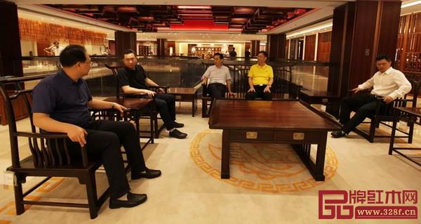 考察團(tuán)參觀國(guó)壽紅木三大品牌旗艦展廳和樣板間 考察團(tuán)參觀國(guó)壽紅木三大品牌旗艦展廳和樣板間