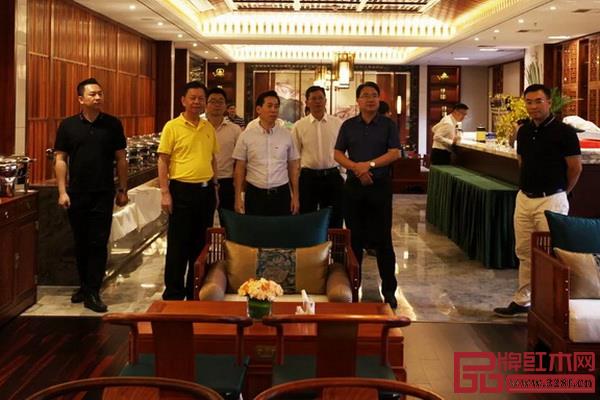 考察團(tuán)參觀國(guó)壽紅木三大品牌旗艦展廳和樣板間 考察團(tuán)參觀國(guó)壽紅木三大品牌旗艦展廳和樣板間