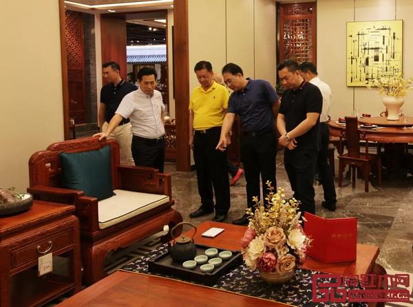 考察團(tuán)參觀國(guó)壽紅木三大品牌旗艦展廳和樣板間 考察團(tuán)參觀國(guó)壽紅木三大品牌旗艦展廳和樣板間