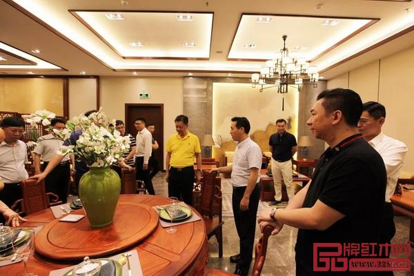 考察團(tuán)參觀國(guó)壽紅木三大品牌旗艦展廳和樣板間 考察團(tuán)參觀國(guó)壽紅木三大品牌旗艦展廳和樣板間
