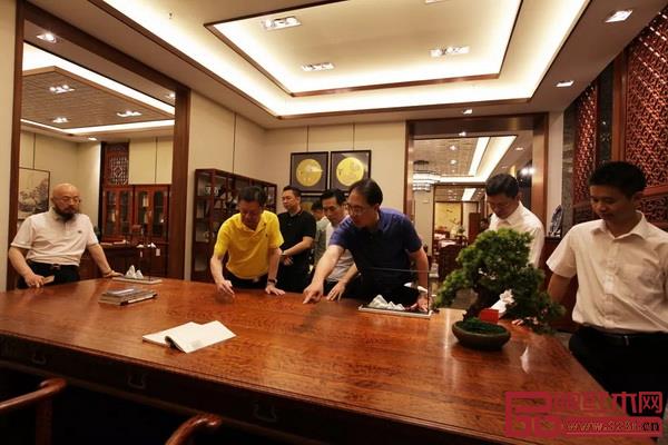 考察團(tuán)參觀國(guó)壽紅木三大品牌旗艦展廳和樣板間 考察團(tuán)參觀國(guó)壽紅木三大品牌旗艦展廳和樣板間