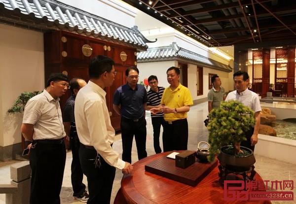 考察團(tuán)參觀國(guó)壽紅木三大品牌旗艦展廳和樣板間 考察團(tuán)參觀國(guó)壽紅木三大品牌旗艦展廳和樣板間
