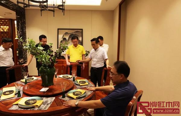 考察團(tuán)參觀國(guó)壽紅木三大品牌旗艦展廳和樣板間 考察團(tuán)參觀國(guó)壽紅木三大品牌旗艦展廳和樣板間