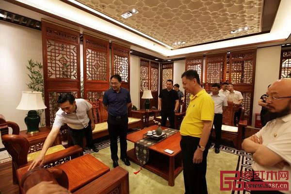 考察團(tuán)參觀國(guó)壽紅木三大品牌旗艦展廳和樣板間 考察團(tuán)參觀國(guó)壽紅木三大品牌旗艦展廳和樣板間