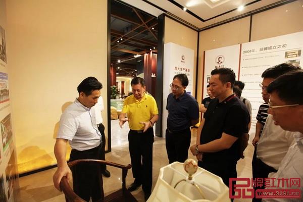 考察團(tuán)參觀“十年國(guó)壽?百年品牌”主題展覽和六大主題空間 考察團(tuán)參觀“十年國(guó)壽?百年品牌”主題展覽和六大主題空間