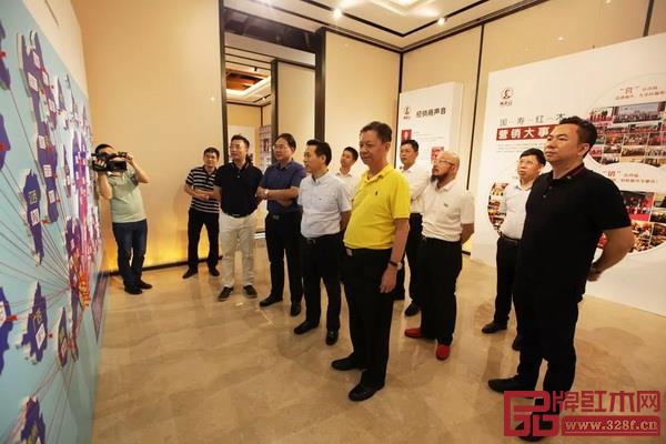 考察團(tuán)參觀“十年國(guó)壽?百年品牌”主題展覽和六大主題空間 考察團(tuán)參觀“十年國(guó)壽?百年品牌”主題展覽和六大主題空間