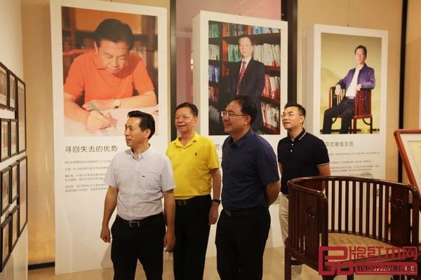 考察團(tuán)參觀“十年國(guó)壽?百年品牌”主題展覽和六大主題空間 考察團(tuán)參觀“十年國(guó)壽?百年品牌”主題展覽和六大主題空間