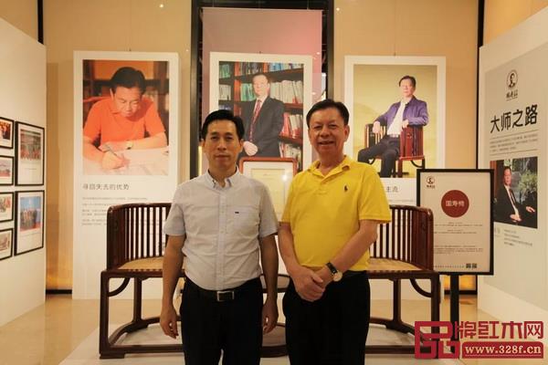 湖南省郴州市人民政府副市長(zhǎng)周海林(左)與國(guó)壽紅木董事長(zhǎng)陳國(guó)壽(右)合影 湖南省郴州市人民政府副市長(zhǎng)周海林(左)與國(guó)壽紅木董事長(zhǎng)陳國(guó)壽(右)合影