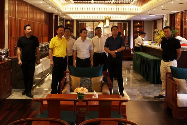 湖南省郴州市、桂陽縣領導一行蒞臨國壽紅木參觀考察