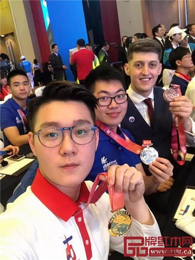 國(guó)方家居——第45屆世界技能大賽精細(xì)木工項(xiàng)目國(guó)手翟梓曦（左一）與銀、銅牌選手合影