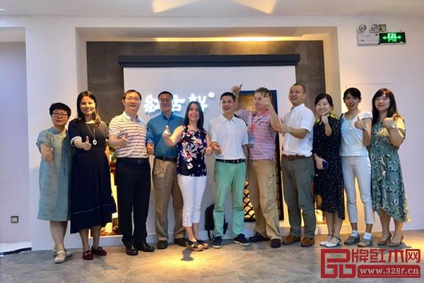 美國客人在紅古軒合影留念 美國客人在紅古軒合影留念