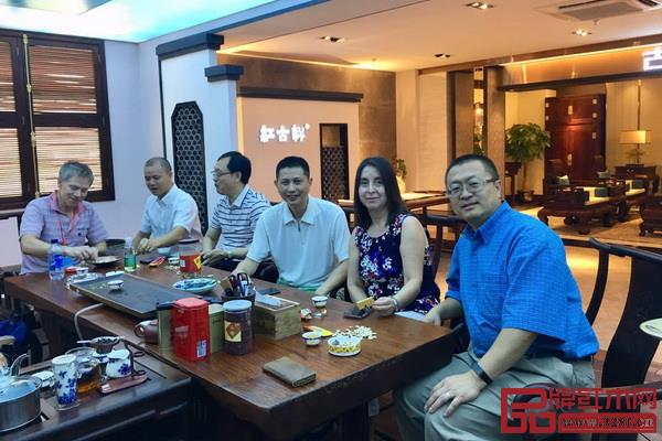 美國客人與紅古軒總經(jīng)理吳赤宇(右三)坐在中式茶臺(tái)前聊天 美國客人與紅古軒總經(jīng)理吳赤宇(右三)坐在中式茶臺(tái)前聊天