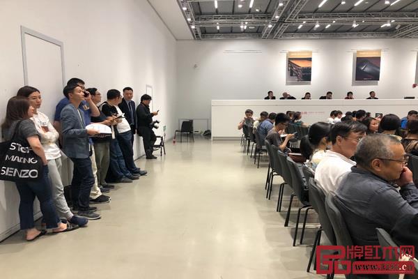 區(qū)氏臻品總經(jīng)理區(qū)錦澤以270萬元（含傭金310.5萬元）購得王世襄袁荃猷藏書十柜