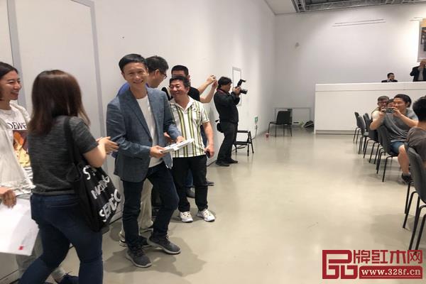 區(qū)氏臻品總經(jīng)理區(qū)錦澤以270萬元（含傭金310.5萬元）購得王世襄袁荃猷藏書十柜