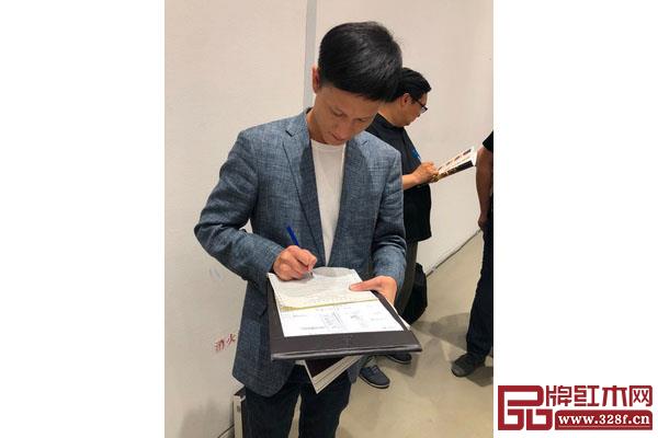 區(qū)氏臻品總經(jīng)理區(qū)錦澤以270萬元（含傭金310.5萬元）購得王世襄袁荃猷藏書十柜