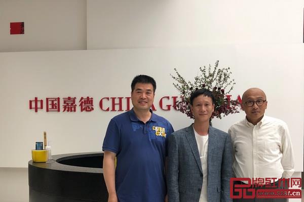 競拍成功后，區(qū)錦澤（中）與佳士得裴朝輝（左）、中國嘉德喬皓（右）合影留念