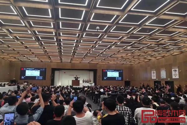 2019年中國嘉德“玩物適情——名家收藏集珍”拍賣現(xiàn)場一座難求